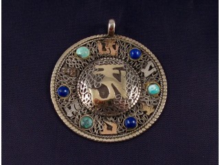 P08 Pendentif Tibétain Mantra Om