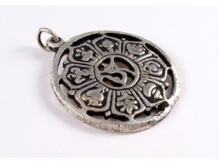P18 Pendentif Tibétain Om Signes Auspicieux