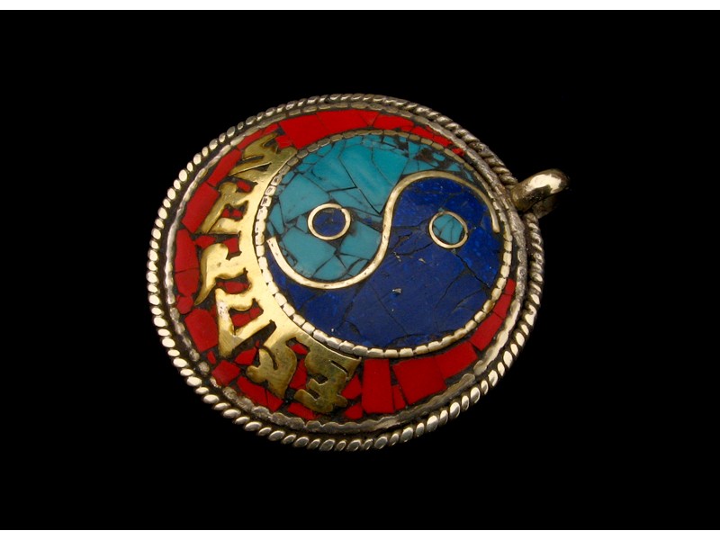 Pendentif Tibétain Cloisonné Disque Bleu Et Rouge, Avec Turquoise Reconstituée – Neuf Avec étiquettes