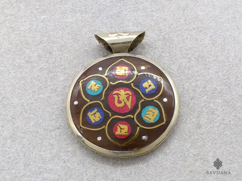 P73 Pendentif Tibétain Om Mantra Yeux de Bouddha Noeud Sans Fin