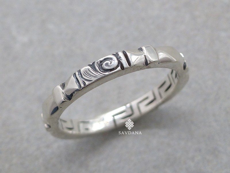 BA459. Bague Tibétaine en Argent Massif
