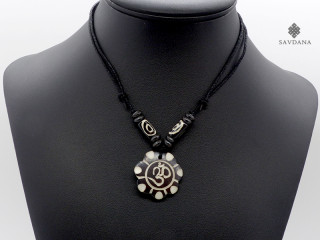 CD11 Collier Tibétain Om