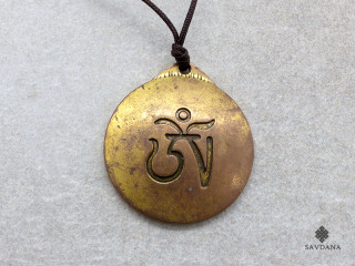P135 Pendentif Tibétain Om...