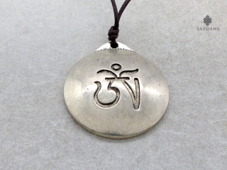 P136 Pendentif Tibétain Om...