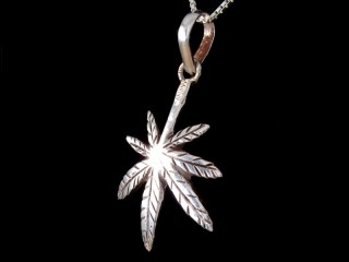 PA449 Pendentif Argent Massif Feuille de Cannabis