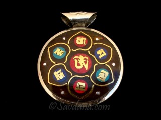 P73 Pendentif Tibétain Om Mantra Yeux de Bouddha Noeud Sans Fin