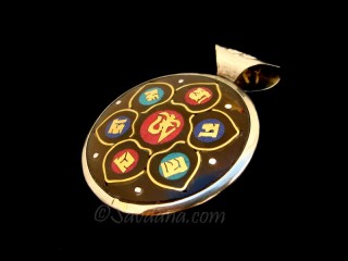 P73 Pendentif Tibétain Om Mantra Yeux de Bouddha Noeud Sans Fin