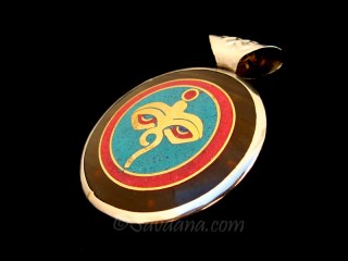 P73 Pendentif Tibétain Om Mantra Yeux de Bouddha Noeud Sans Fin