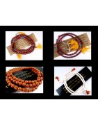 Colliers mala de prières, bracelets, faits à la main par des artisans népalais